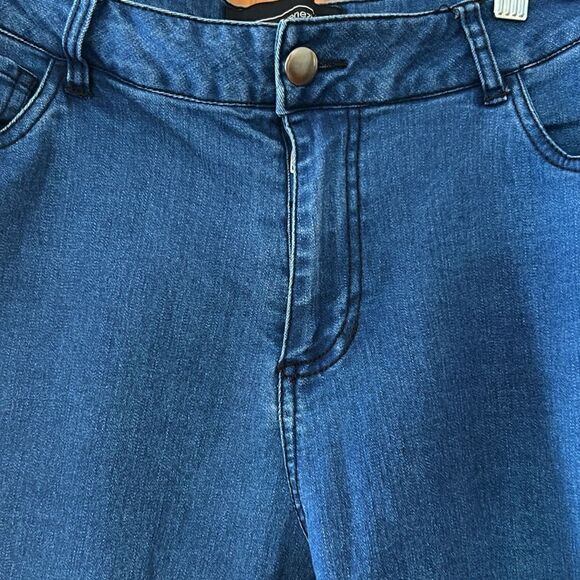 ***** 5 for $25 Venezia Embroidered Leg Cropped Jeans - Picture 7 of 7